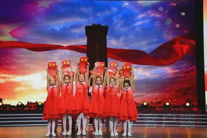 时尚芭比做美甲
